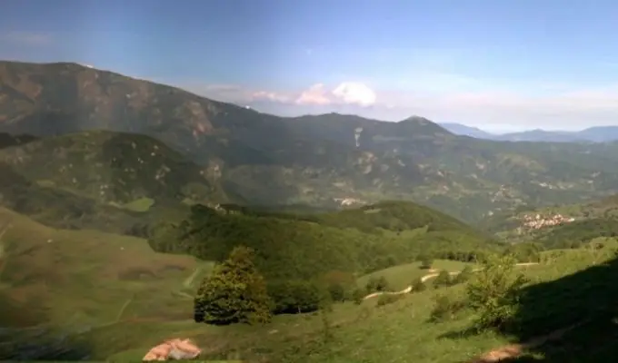 La Val Nure vista dall'alto: boschi e prati, i paesi sui versanti, le montagne sullo sfondo